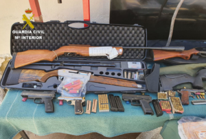 Armas intervenidas durante la operación.