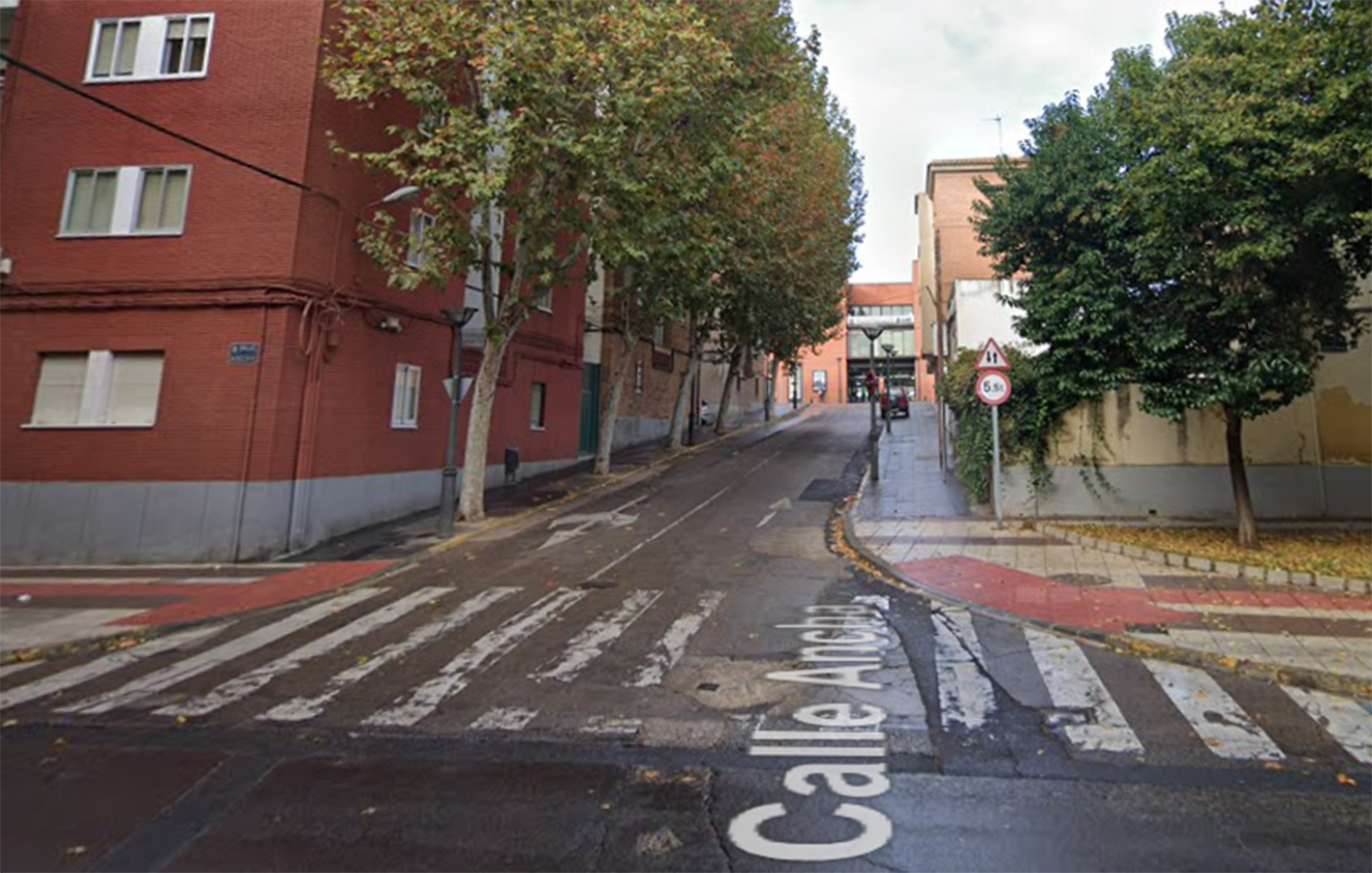 El incendio ha tenido lugar en una vivienda de la segunda planta de un edificio de la calle Ancha, en Puertollano.