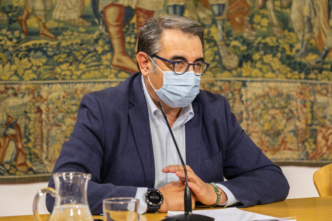 Jesús Fernández Sanz, consejero de Sanidad, durante la rueda de prensa en la que ha explicado cómo se realizarán los test de coronavirus a todo el personal de los centros docentes.