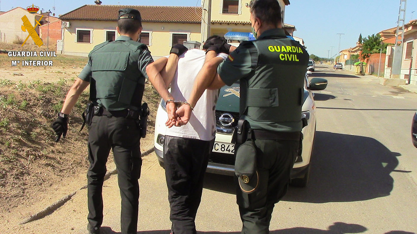 Uno de los detenidos, en la operación llevada a cabo por la Guardia Civil.