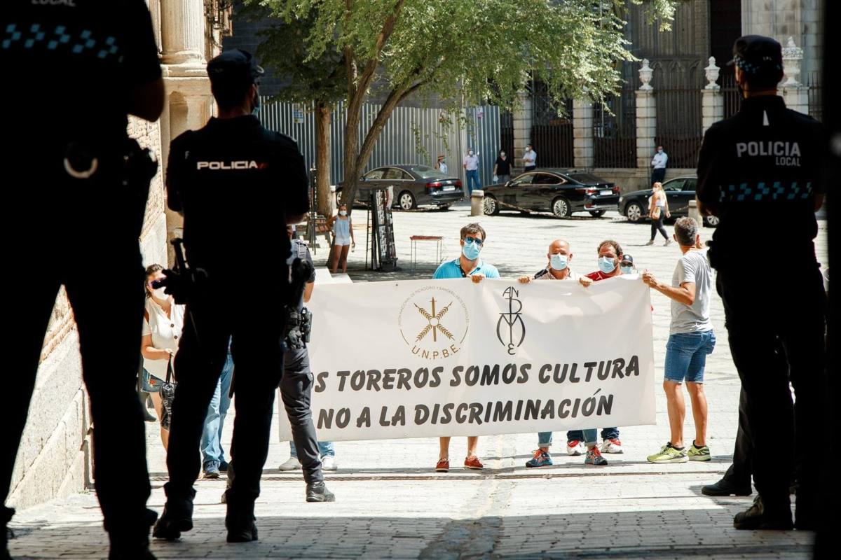 Protesta del grupo de taurinos por la visita de la ministra de Trabajo.