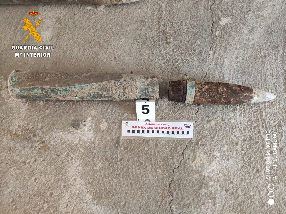 Uno de los explosivos encontrados en Méntrida.