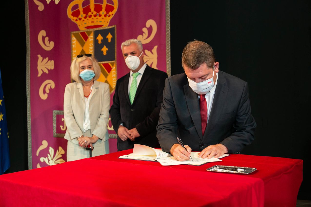 Page firma el protocolo de colaboración con Accem y la Diputación de Guadalajara.