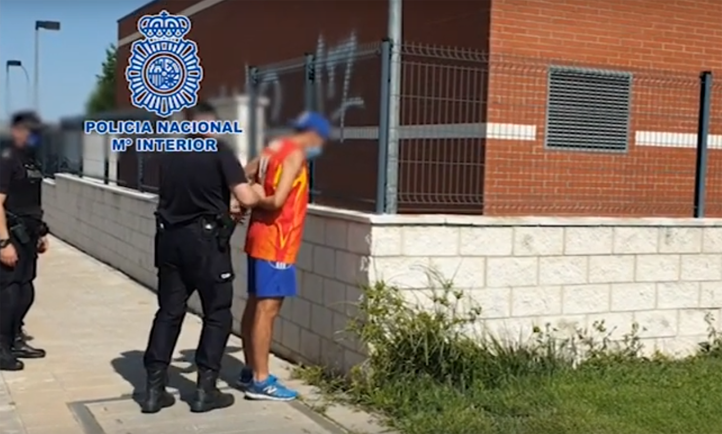 Uno de los 12 grafiteros vandálicos detenidos por la Policía Nacional.