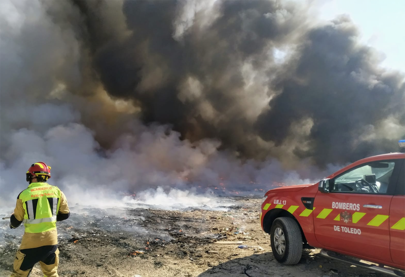 Los Bomberos de Toledo han logrado controlar las llamas, pero el vaso arderá durante varios días.