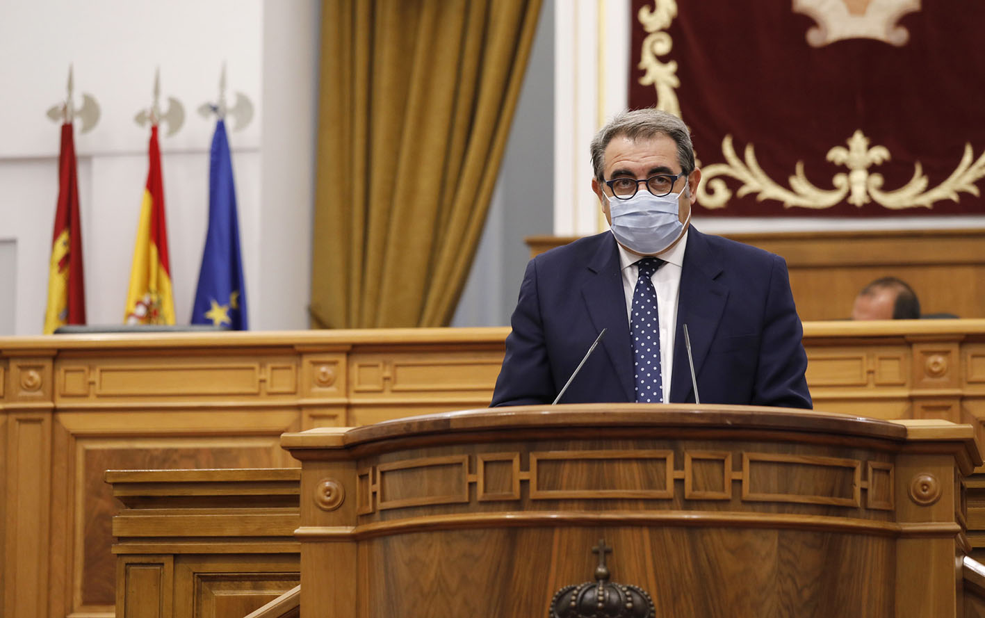 Jesús Fernández Sanz, consejero de Sanidad, en las Cortes de CLM, donde ha confirmado el brote de Corral de Almaguer.