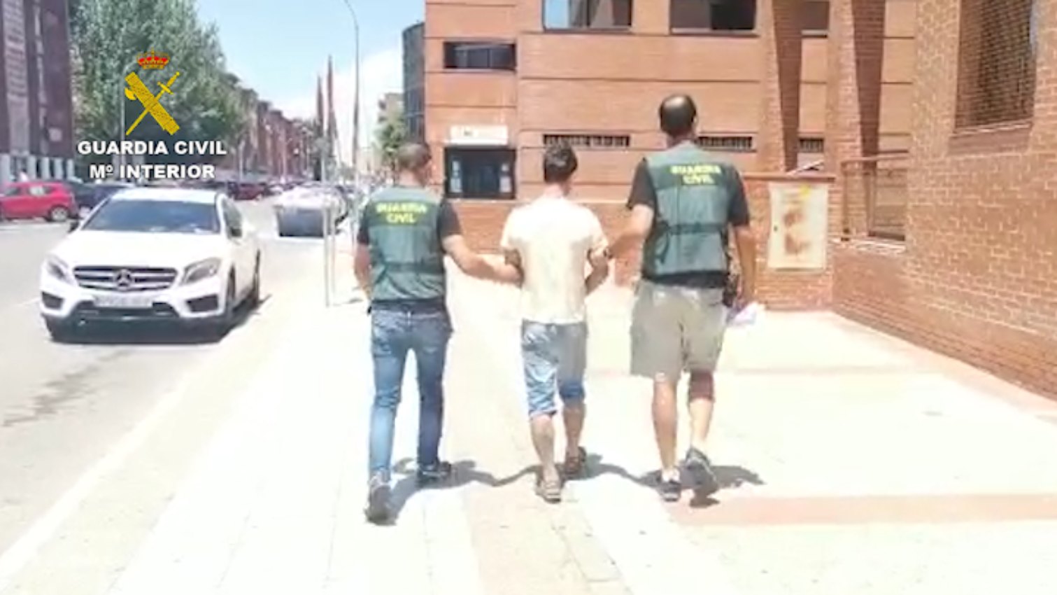 Agentes de la Guardia Civil escoltan al detenido.