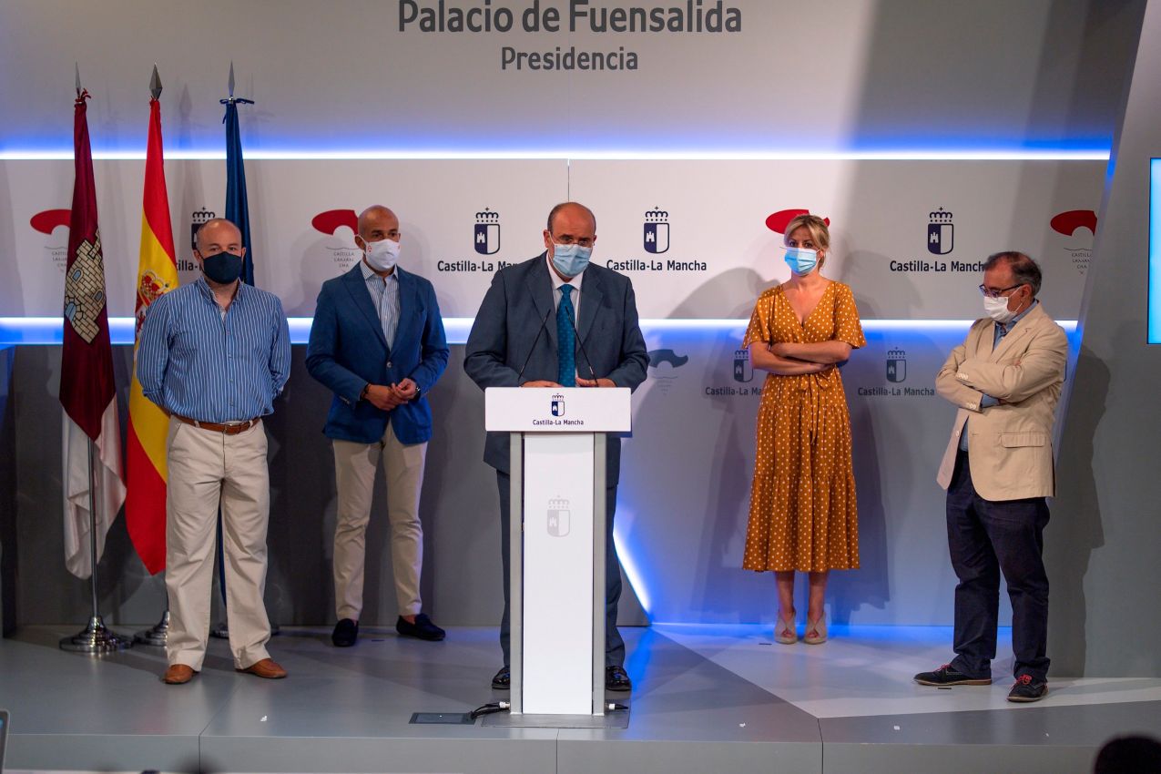 El vicepresidente José Luis Martinez Guijarro, junto con diputados de Ciudadanos y PSOE, han presentado el proyecto de ley.