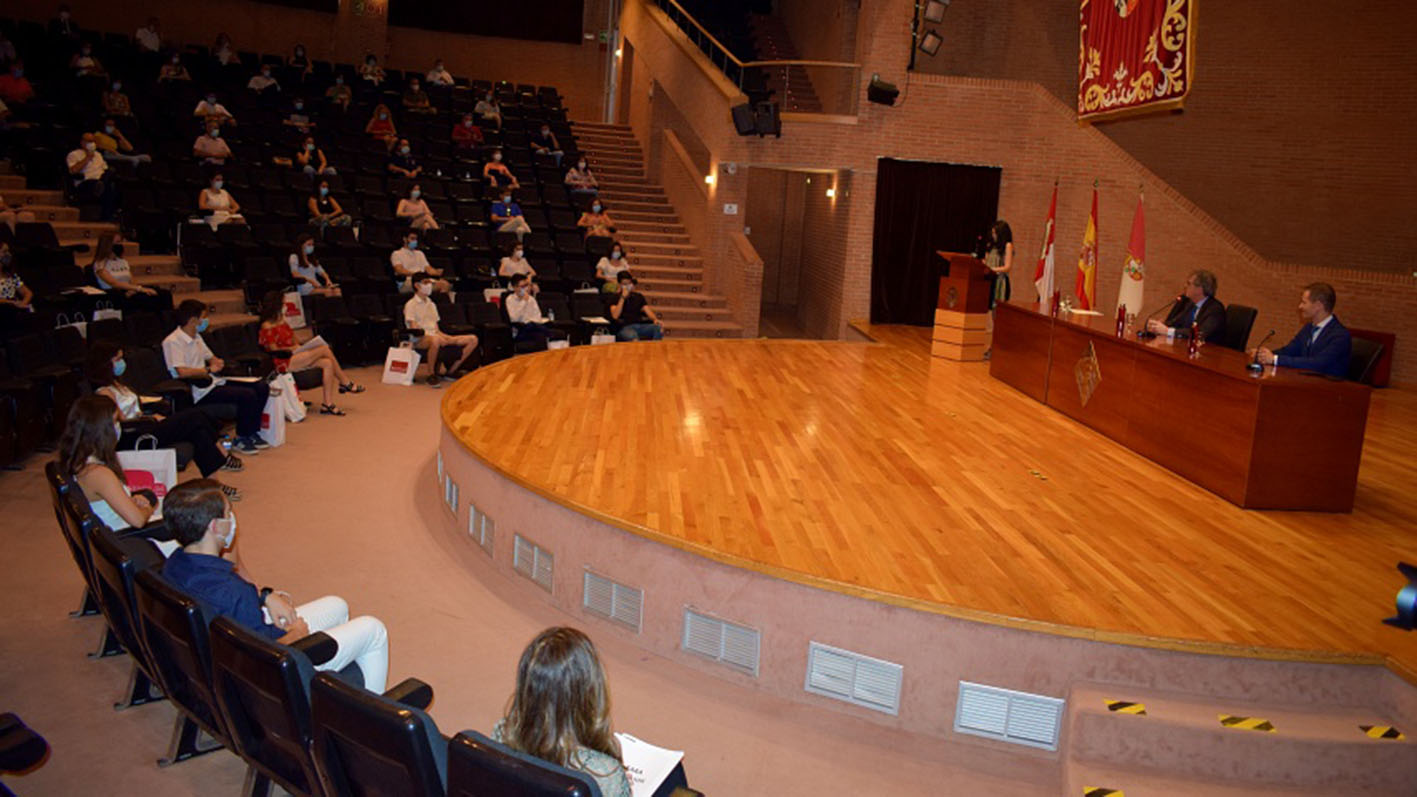 El rector de la UCLM, Miguel Ángel Collado, junto a los alumnos preuniversitarios más brillantes de CLM.