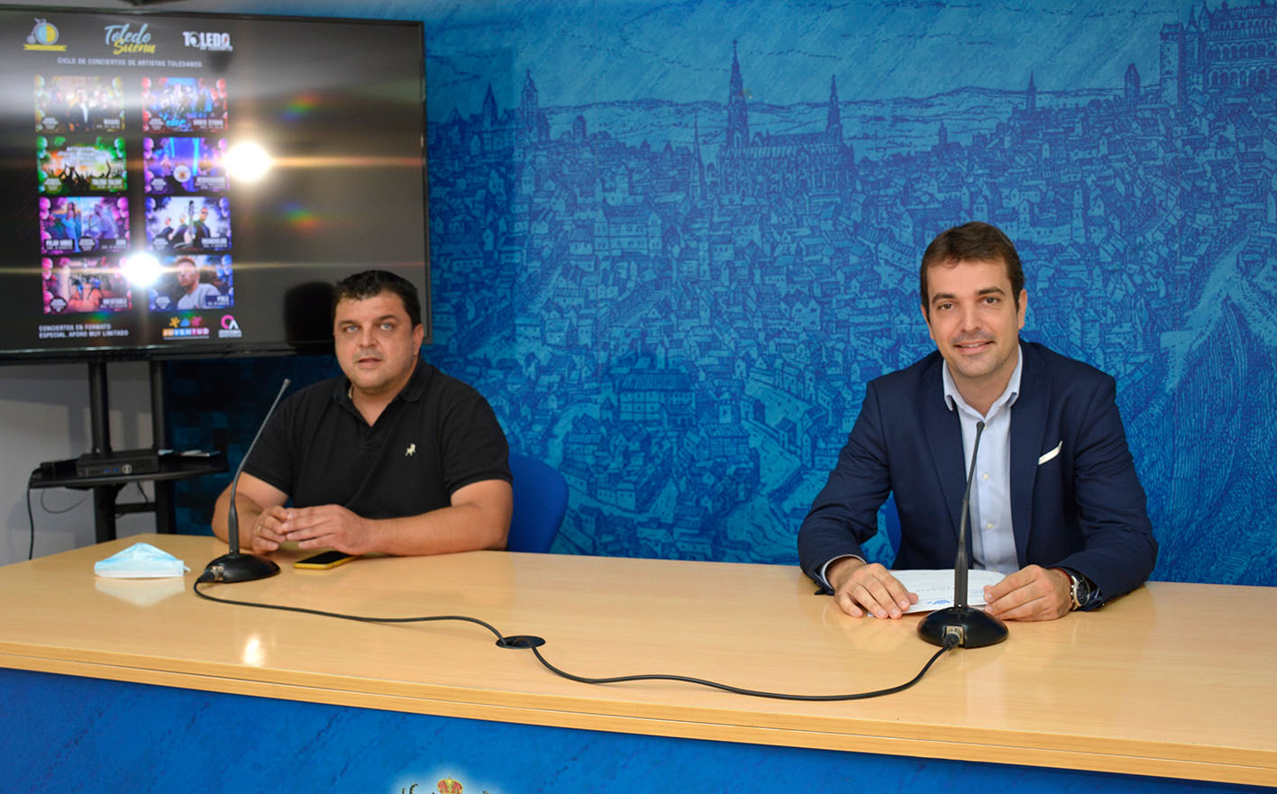 Pablo García, a la derecha, durante la presentación de "Toledo Suena".