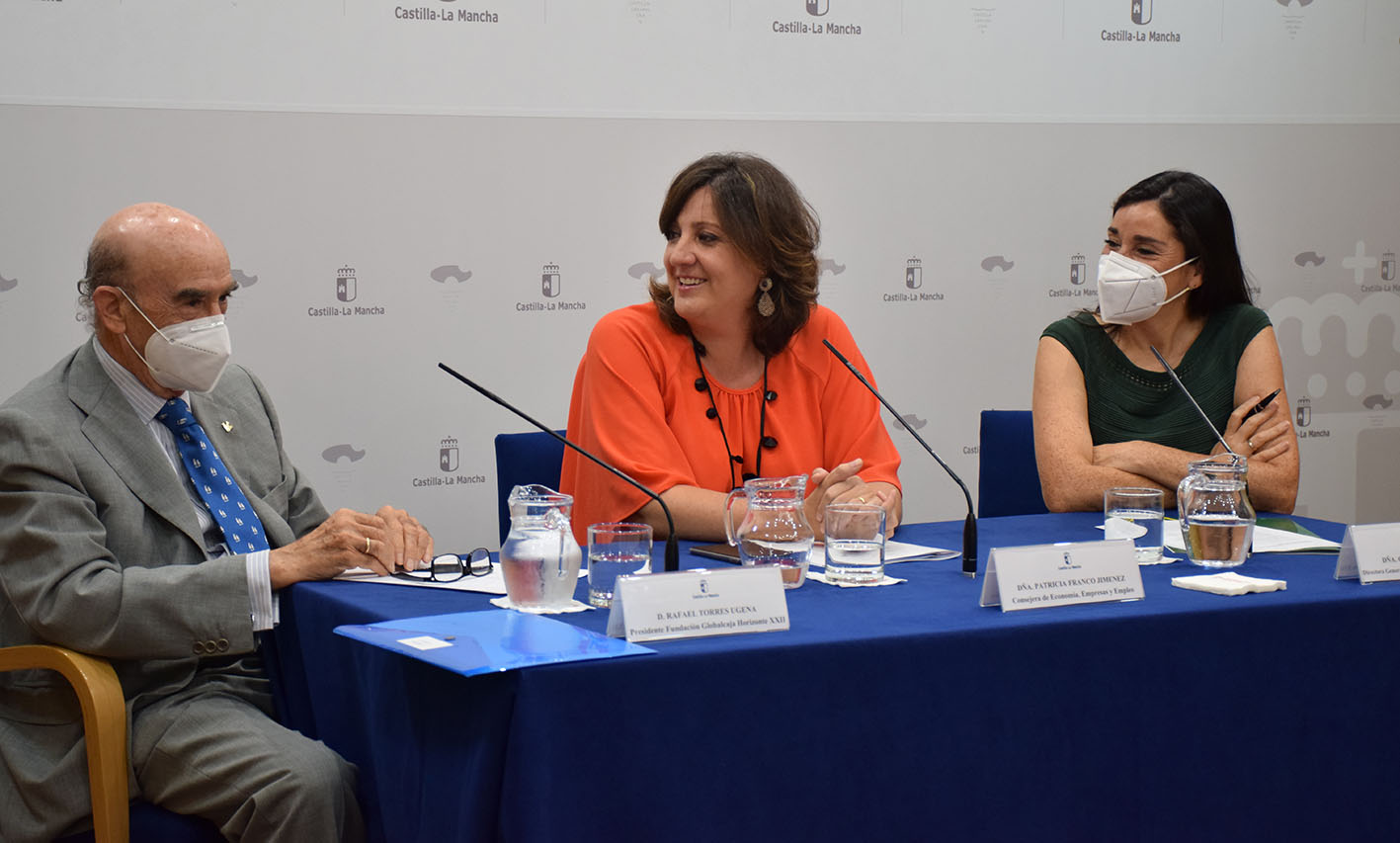 Rafa Torres, presidente de Globalcaja; Patricia Franco, consejera de Economía, Empresas y Empleo; y Carla Avilés, directora general de la Fundación Globalcaja HXXII.