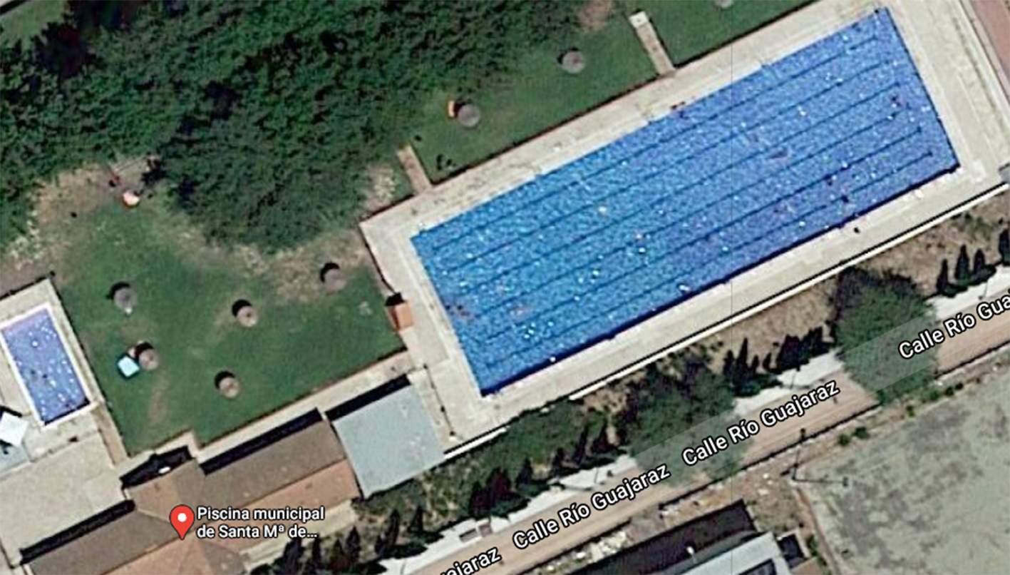 La joven intentó saltarse la valla de la piscina del Polígono y acabó lesionándose en un brazo.