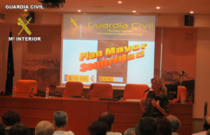 Imagen de una de las charlas habituales que imparte la Guardia Civil a las personas mayores.