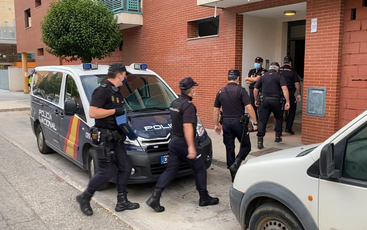 Agentes de la Policía Nacional, justo antes de proceder al desalojo de las seie viviendas en Guadalajara.