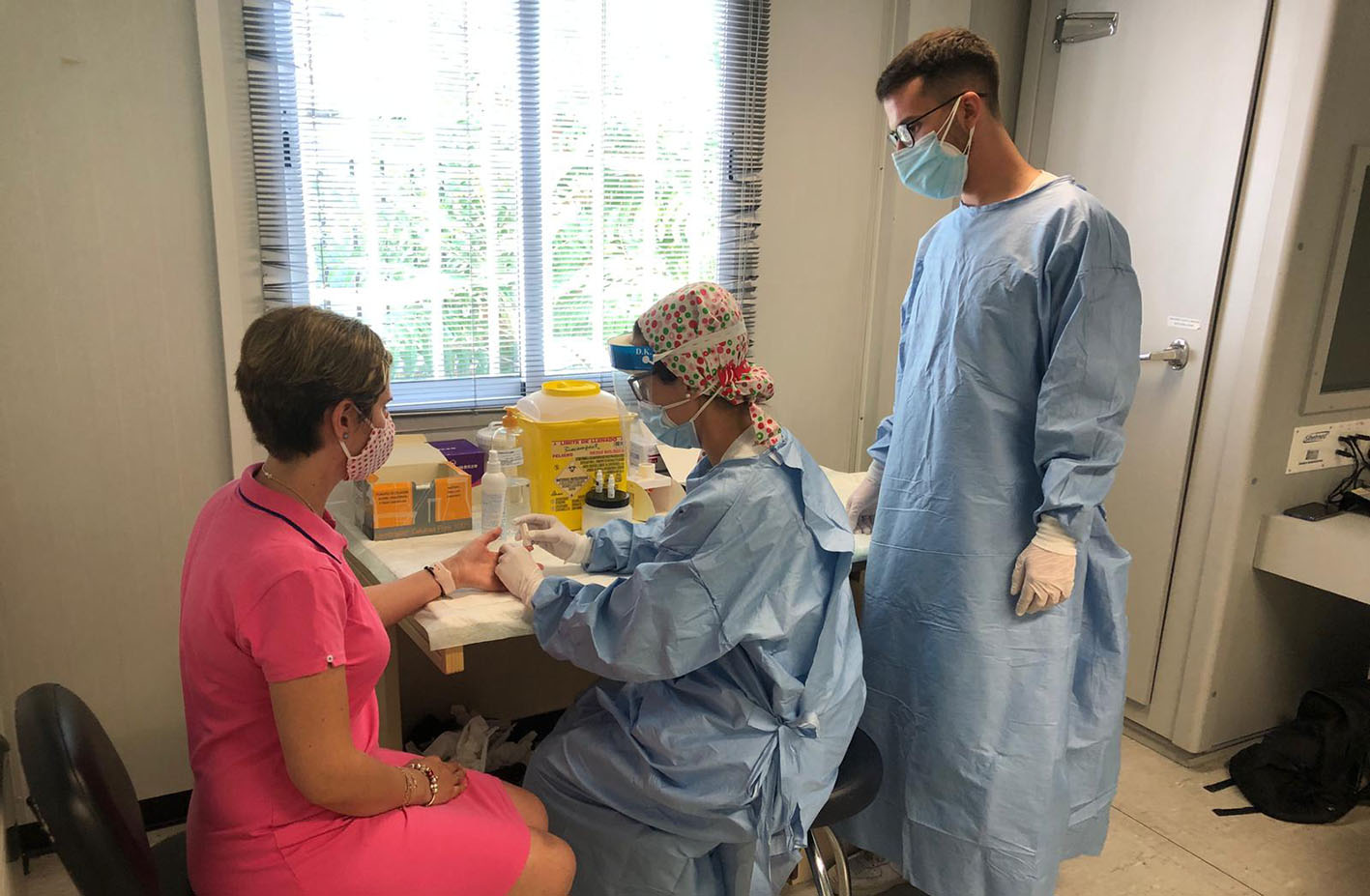 Hoy han comenzado a realizarse los test de coronavirus a los profesores y al personal no docente de CLM. En la imagen, el pinchazo en el dedo a una profesora en el hospital Virgen de la Salud, en Toledo.