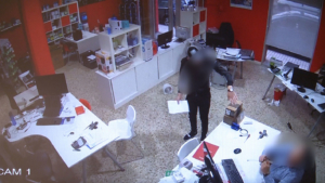 Uno de los dos detenidos, en plena actuación.