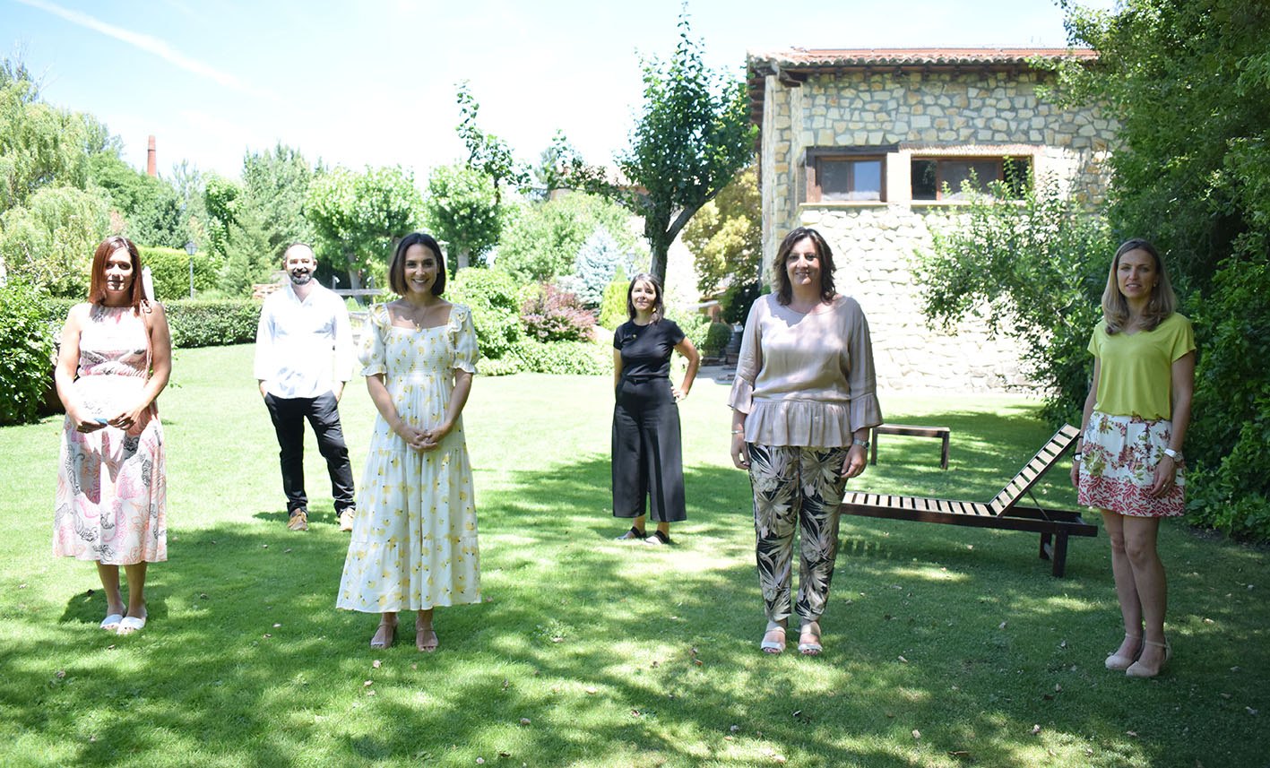 Tamara Falcó, junto a la consejera de Economía, Empresas y Empleo, Patricia Franco.