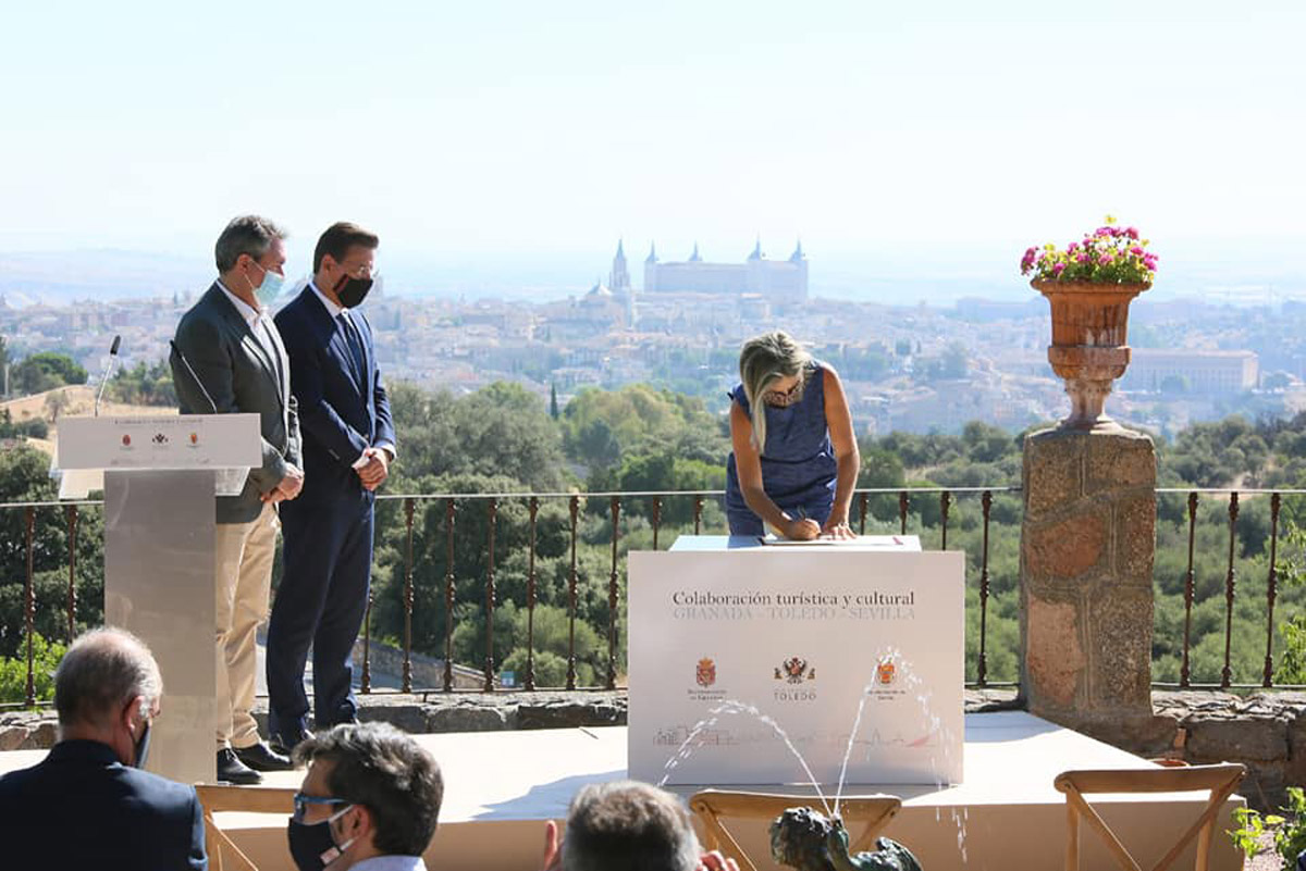 Firma del acuerdo de promoción turística entre las ciudades de Toledo, Sevilla y Granada.