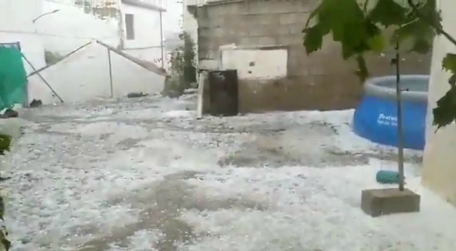 Granizada en La Vegallera (Molinicos). Imagen de un vídeo de @GoiatzLopez, publicado por @Meteohellin.