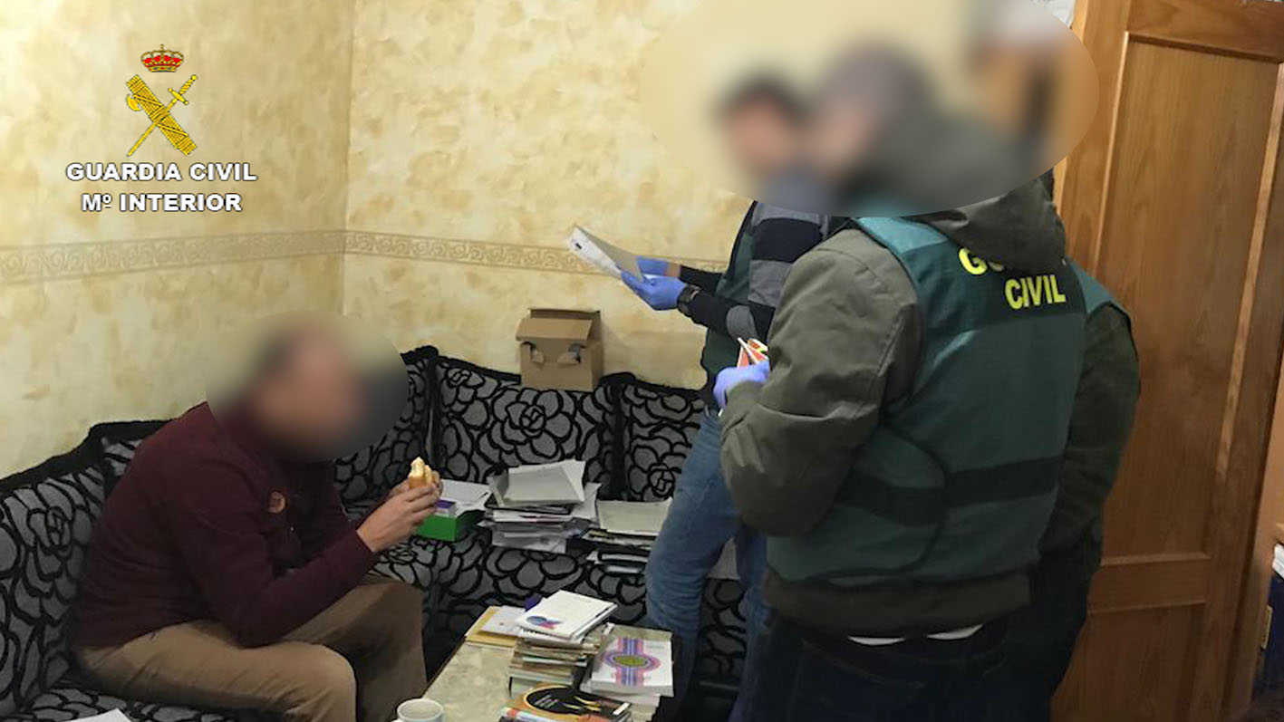 La Guardia Civil, con uno de los identificados no detenidos.