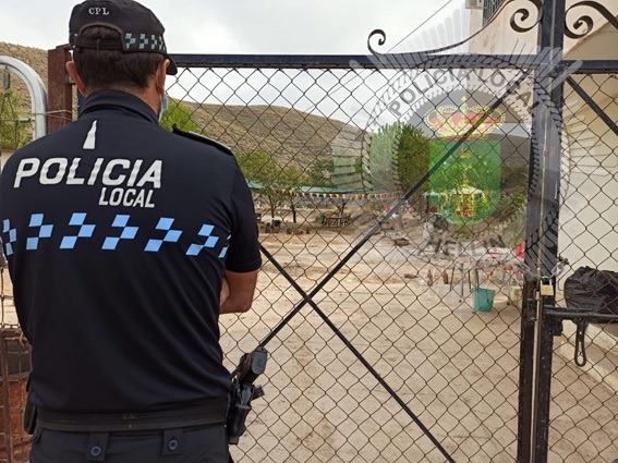 Un policía local de Hellín junto al solar donde se hizo la fiesta.