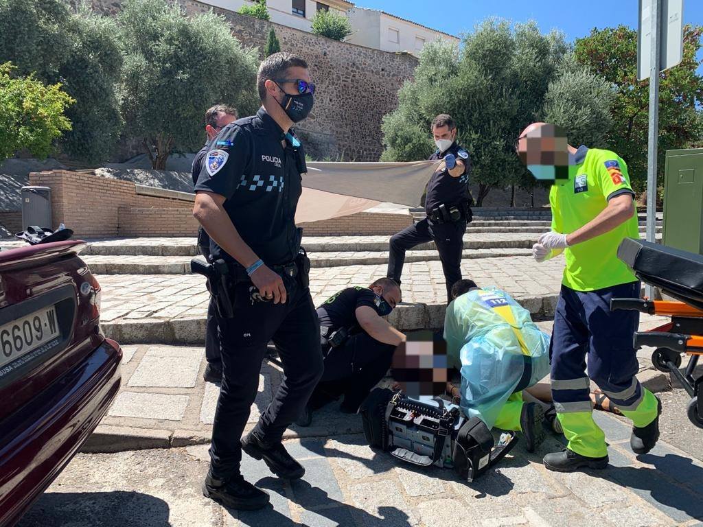 Un médico de Urgencias y un Policía Local atienden a la joven en la calle Carrera.