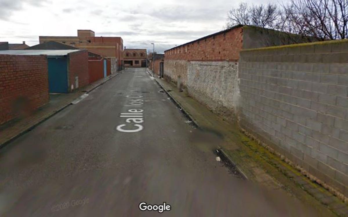 Aspecto parcial de la calle Los Coches, en Carrión de Calatrava, donde se ha hundido el suelo de una casa con dos personas dentro