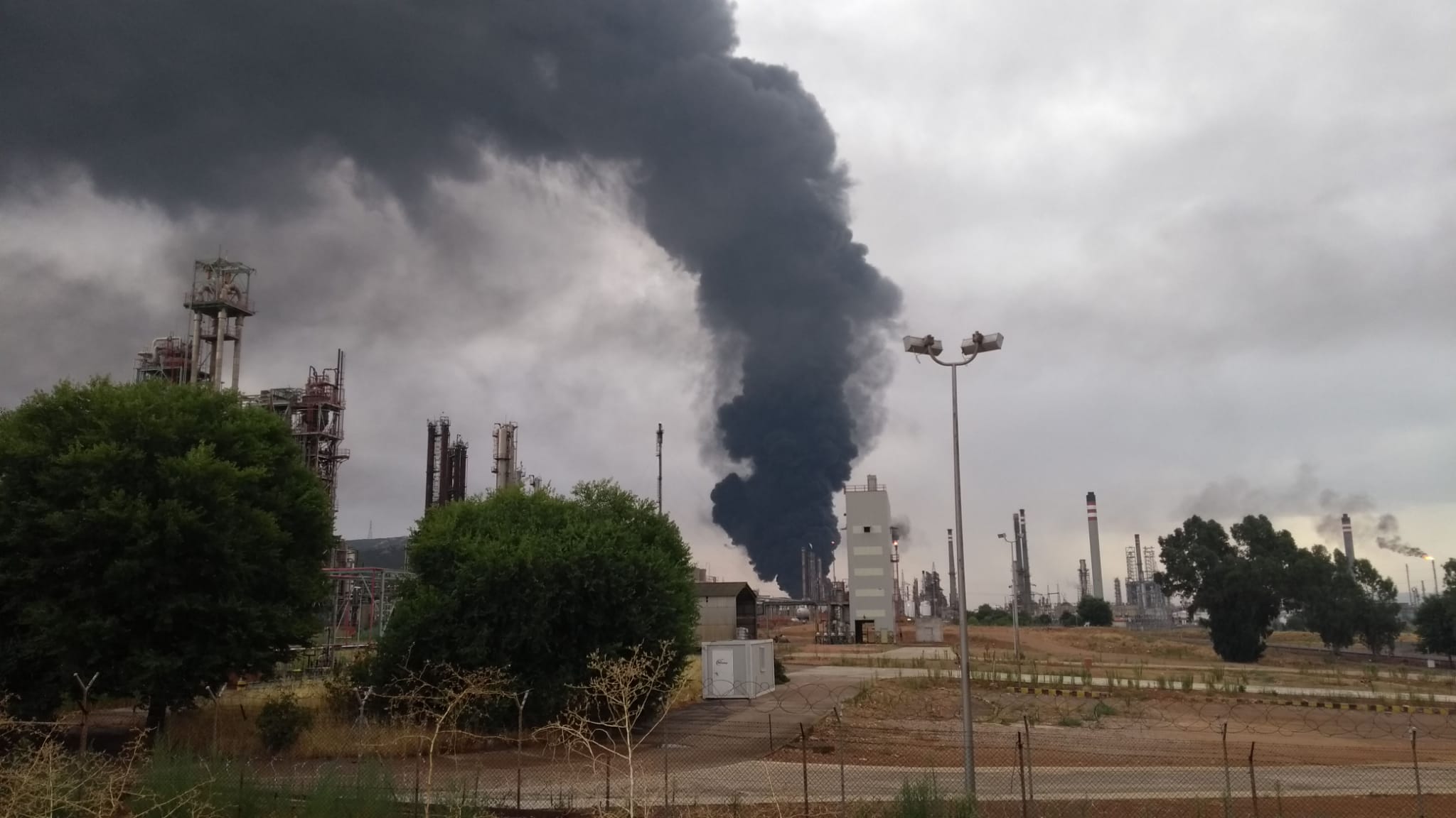 La columna de humo tras el incendio en Puertollano se prevé que no llegue a la ciudad.