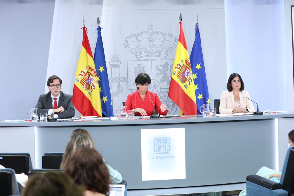 Los ministros de Sanidad, Educación y Política Territorial, Salvador Illa, Isabel Celaá y Carolina Darias.