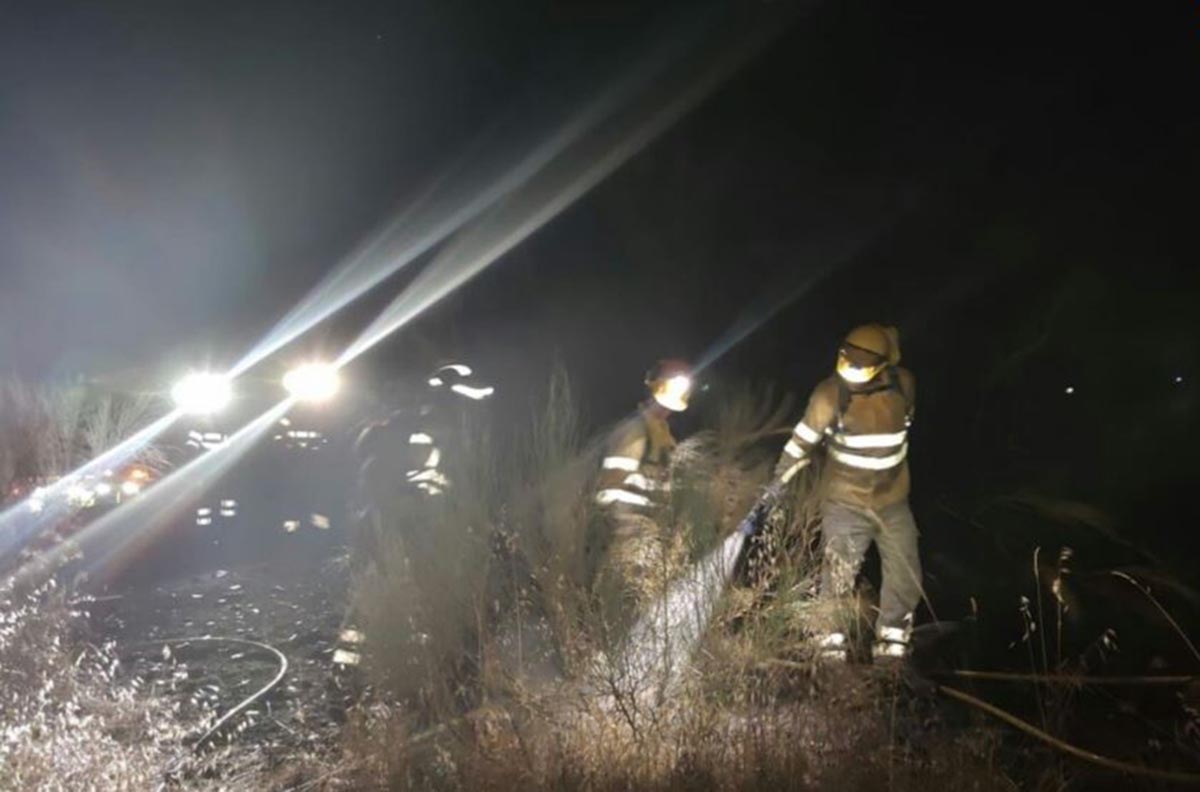 Efectivos trabajando por la noche en el incendio de El Casar y Valdepiélagos