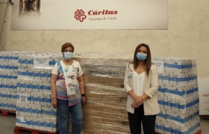 Natalia Castrillo (derecha). con Marisa Martínez en la entrega de alimentos de Mercadona a Cáritas
