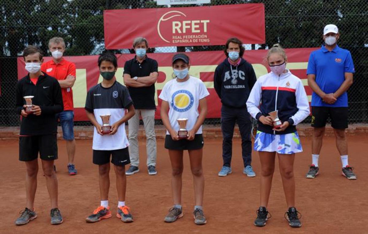 Sofía Fernández (centro), con su copa de campeona de España