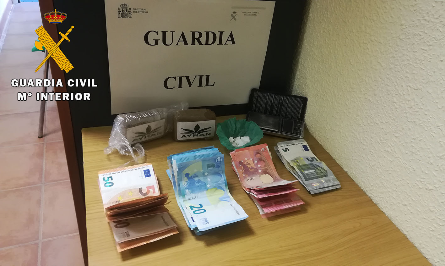 El detenido, con numerosos antecedentes delictivos, llevaba cocaína y hachís.