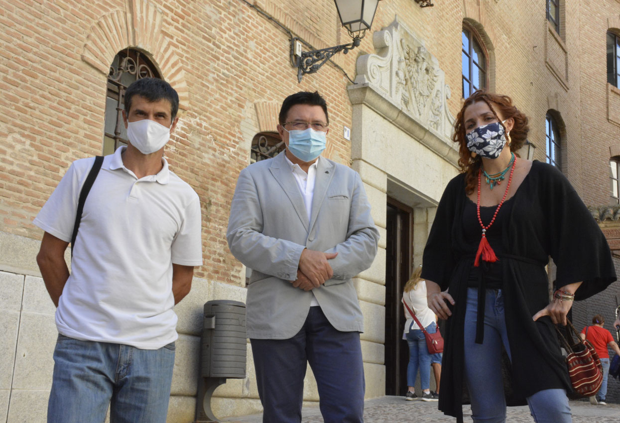 En el centro, el concejal de Cultura de Toledo, Teo García.