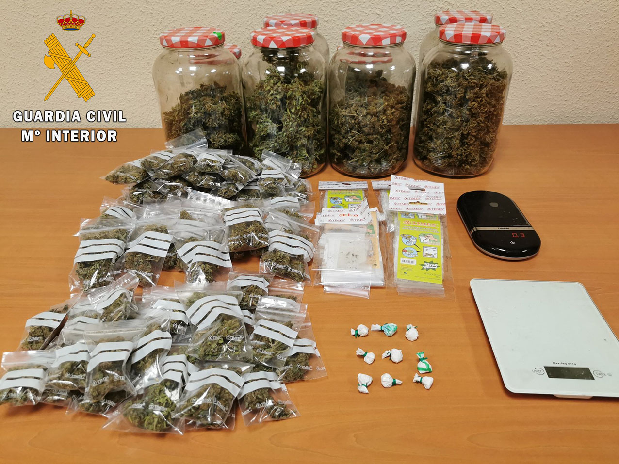 Parte de la droga y el dinero incautado por la Guardia Civil en Mora.