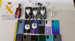 En la imagen, los terminales de telefonía móvil que habían robado.