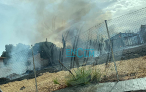 Imagen del incendio en la urbanización Las Nieves, en Nambroca (Toledo). las nieves