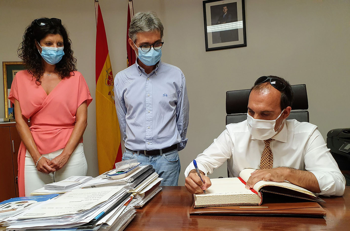 Pablo Bellido, a la derecha de la imagen, ha visitado hoy Alcalá del Júcar (Albacete).
