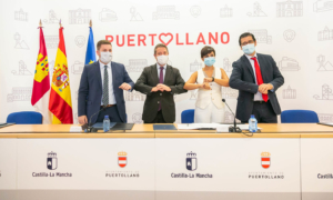Nacho Hernando, consejero de Fomento; Page; Isabel Rodríguez, alcaldesa de Puertollano; y José Manuel Caballero, presidente de la Diputación de Ciudad Real.