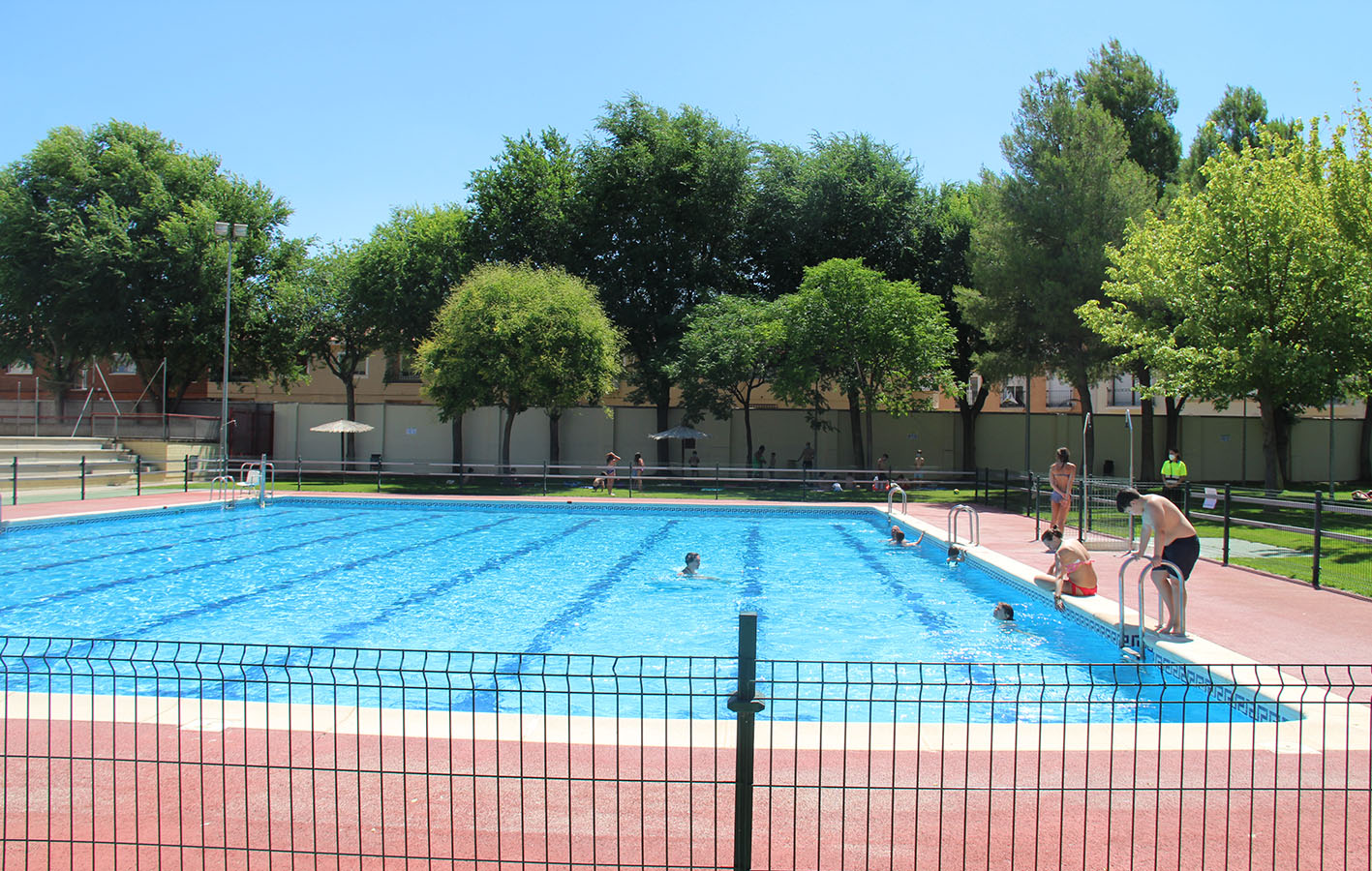 La piscina municipal de Alcázar de San Juan ha cerrado por un caso de coronavirus en una de sus empleadas.