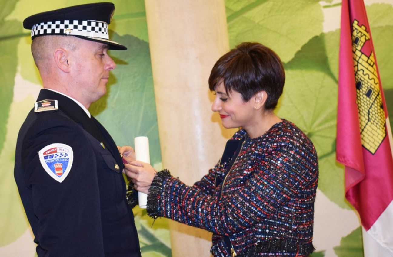 Imagen de archivo: la alcaldesa de Puertollano, Isabel Rodríguez, coloca una medalla a Antonio Fernández Pérez, inspector jefe de la Policía Local de Puertollano.