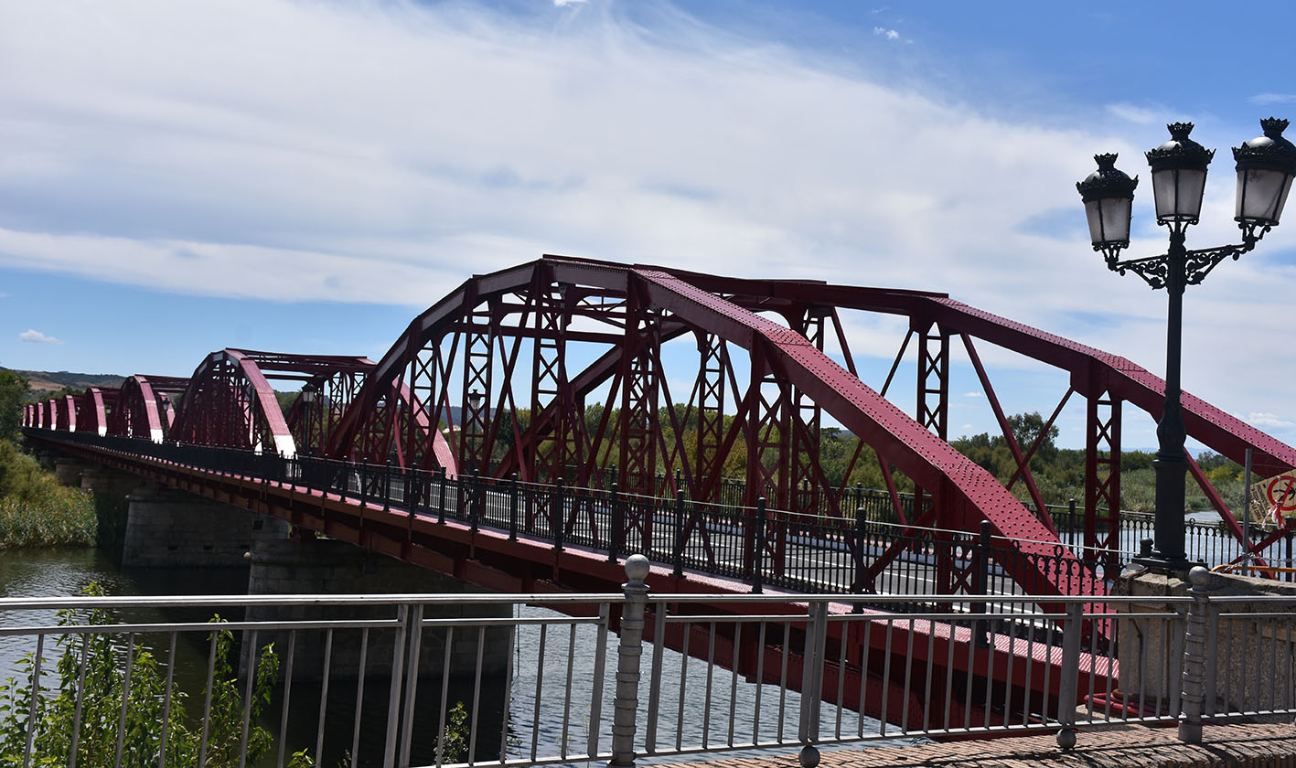 Desde hoy, miércoles 19 de agosto, podrá circular por el Puente de Hierro de Talavera tras la reforma integral a la que ha sido sometido.