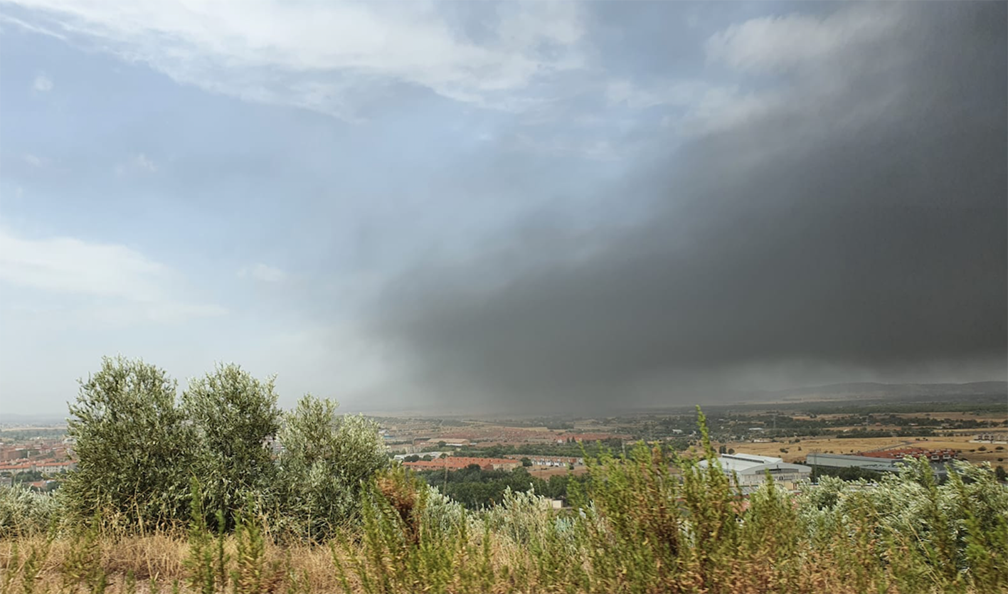 El viento ha cambiado su dirección y el humo se dirige a Puertollano y Argamasilla de Calatrava.