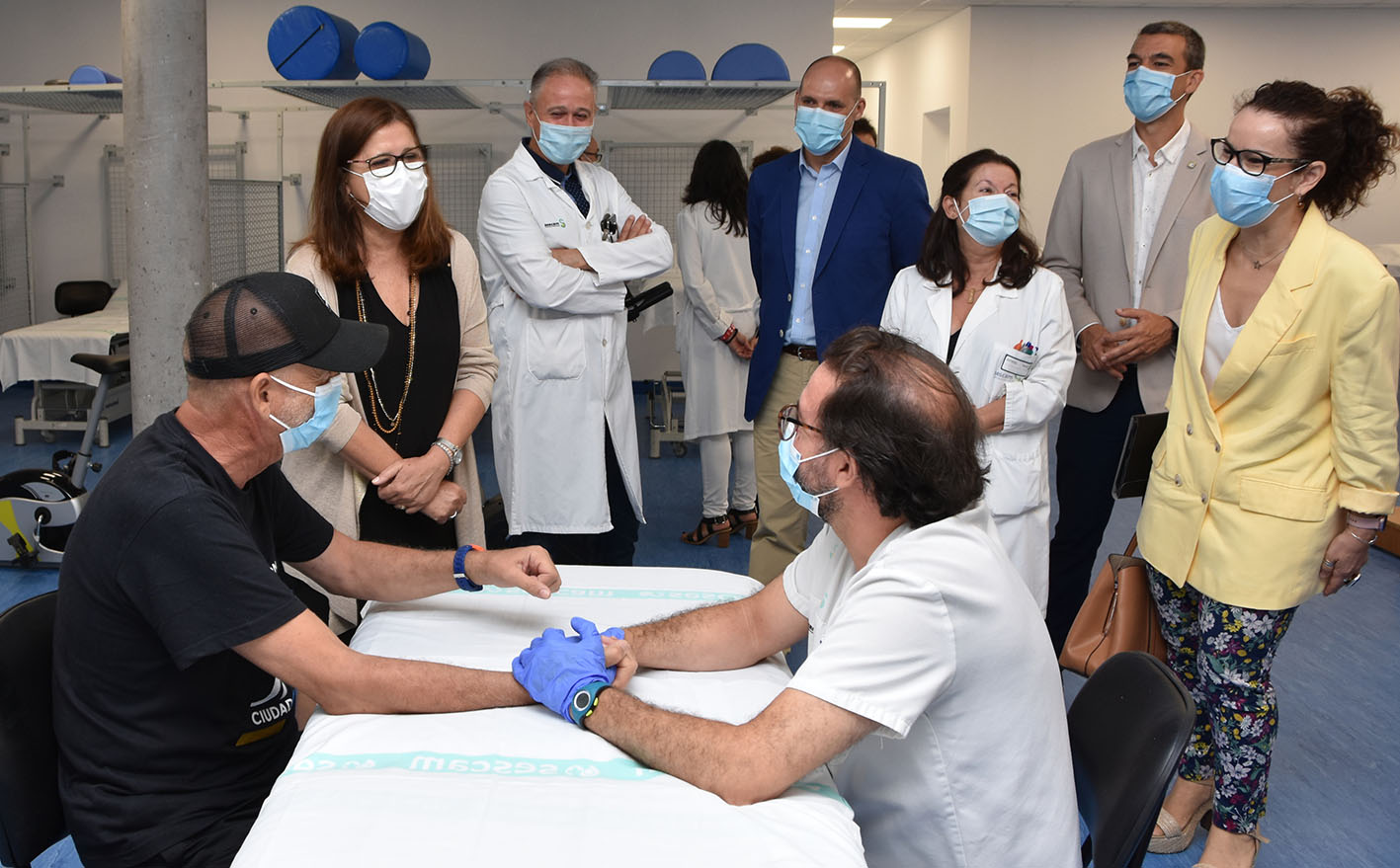 Regina Leal, segunda por la izquierda, en el hospital de Talavera.