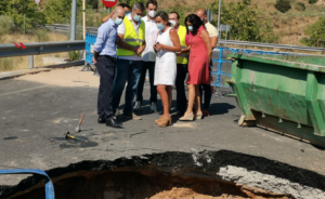 Tolón y algunos de sus concejales, viendo las obras de la rotura de la tubería.