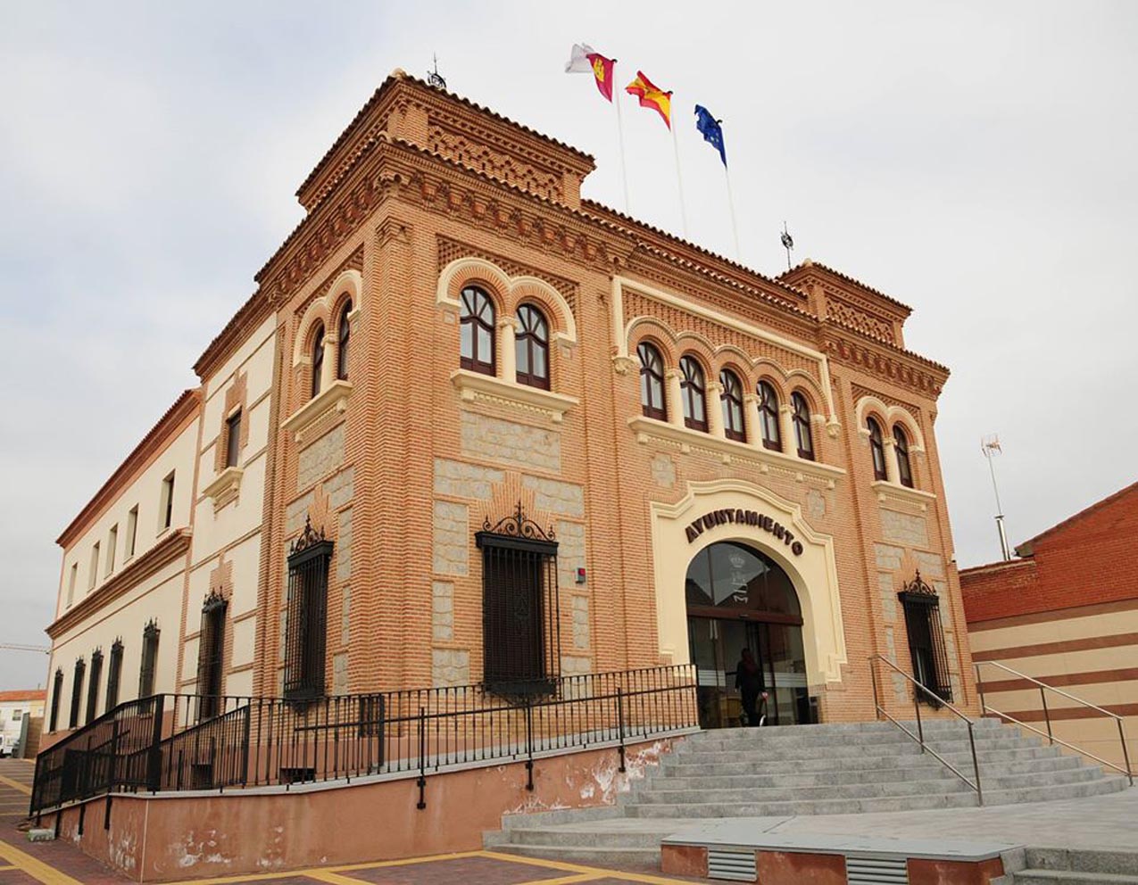 Fachada del Ayuntamiento de Yuncos (Toledo).