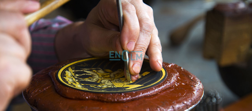 Un artesano trabaja el damasquinado.