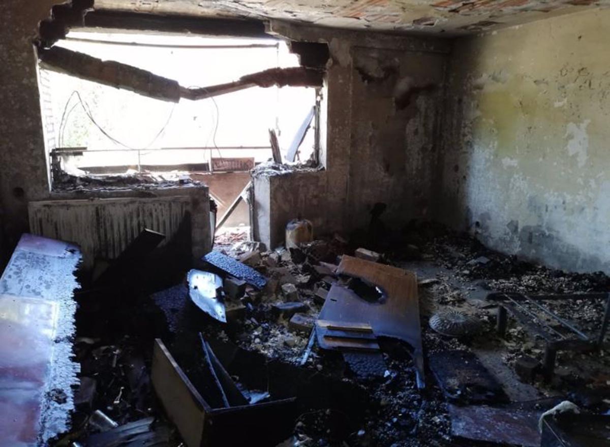 Así qiedó la casa de un edificio de Guadalajara incendiada por un vecino