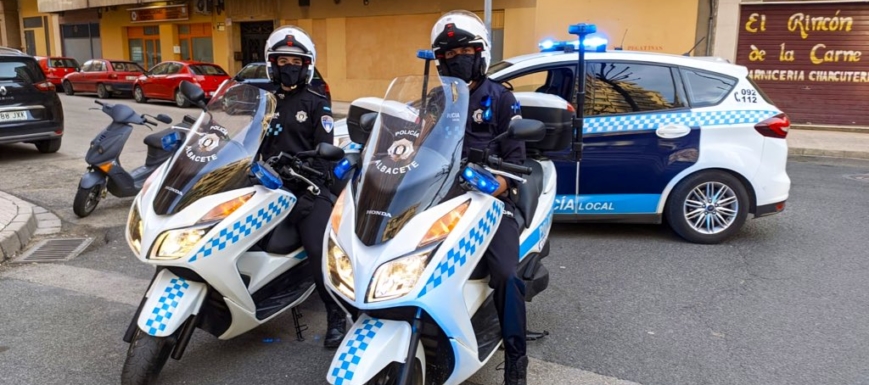 Imagen de archivo de dos policías locales de Albacete.