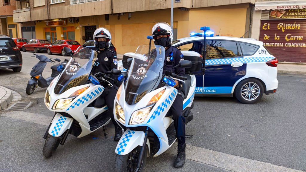 Imagen de archivo de dos policías locales de Albacete.